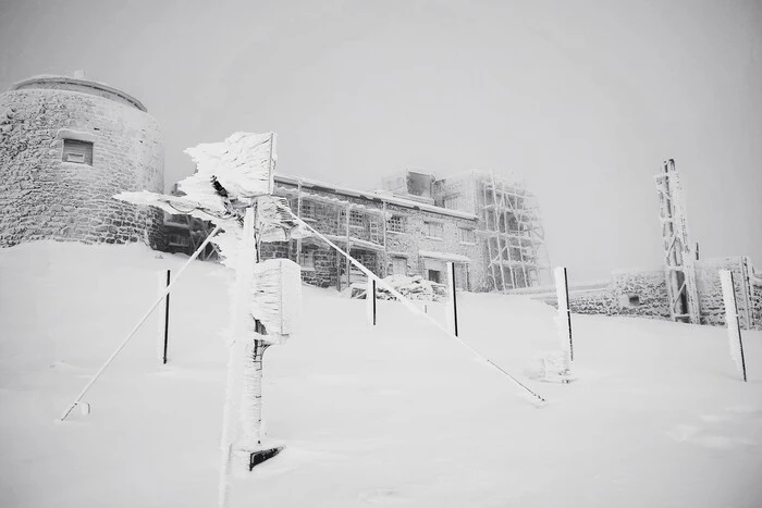 Schneeverwehungen bis zu einem Meter und Frost: Eine extreme Winterzeit im Karpatengebirge ist angekommen