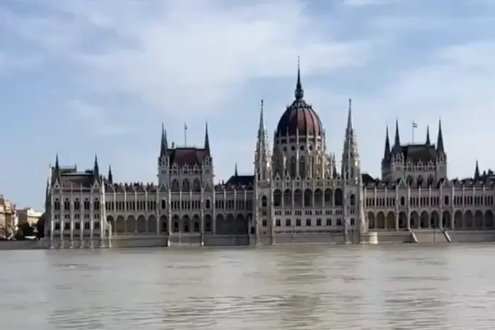 Gebäude des ungarischen Parlaments von Hochwasser betroffen (Foto, Video)