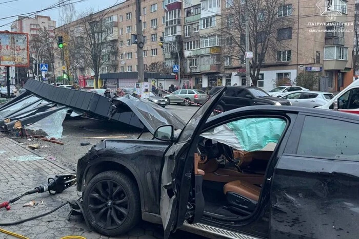 Car in Khmelnytskyi collided with a public transport stop