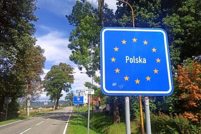 A crowd of Ukrainians at the Poland border