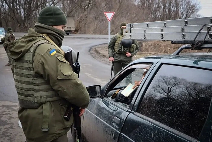 In der Ukraine wurde einem Fahrer zum ersten Mal die Fahrerlaubnis aufgrund eines Verstoßes gegen die militärische Registrierung entzogen