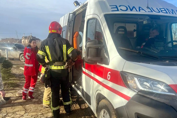 In der Region Ivano-Frankivsk haben Rettungskräfte einen Jungen aus einer unerwarteten Falle mitten im See befreit