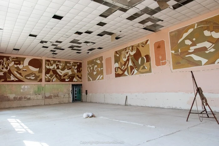 Monumental panel destroyed by Russians in the school