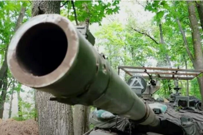 Ukrainian paratroopers attacking a Russian tank