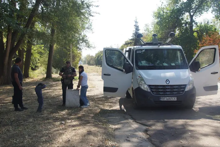 Wie Freiwillige und Polizei Kinder von der Frontlinie retten (Foto)