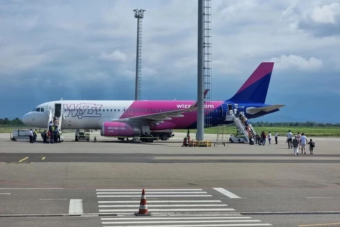 Blitz schlägt zweimal in Flugzeug von Wizz Air in Georgien ein: Was ist mit dem Flugzeug passiert