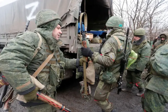 Rebellen entdeckten Waffenlager der Russen mit KamAZ Lastwagen: Lager in der Oblast Donetsk mit Munition gefunden