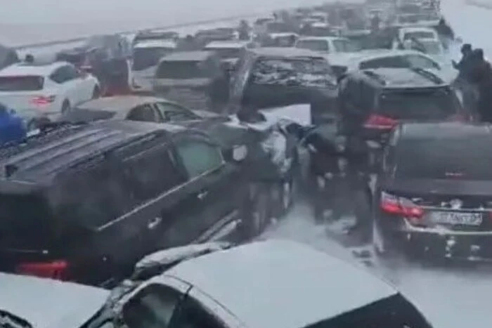 In Kasachstan sind fast 100 Autos wegen eines starken Schneesturm kollidiert (Video)