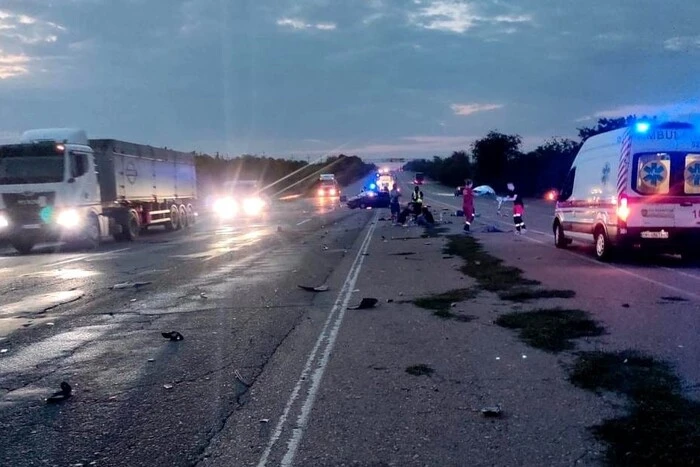 Tragiczny wypadek na autostradzie Kijów-Odessa: samochód osobowy zderzył się z ciężarówką (zdjęcie)