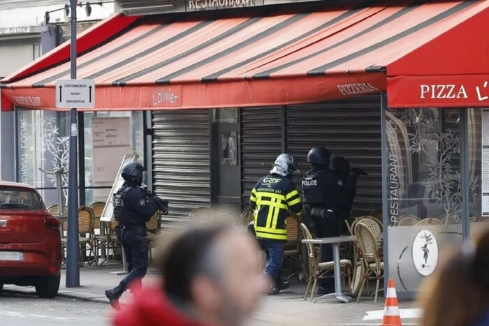 In einer Stadt nahe Paris wurden Geiseln genommen