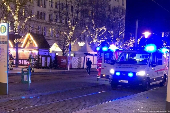 W Niemczech samochód wjechał w tłum na jarmarku bożonarodzeniowym: dziesiątki rannych