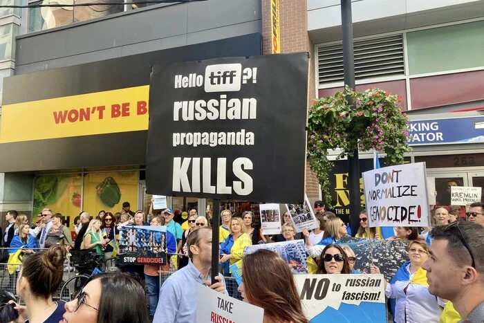 Protest gegen die Aufführung eines russischen Films auf dem Filmfestival in Toronto