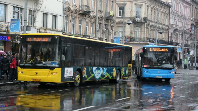 Старая женщина в автобусе