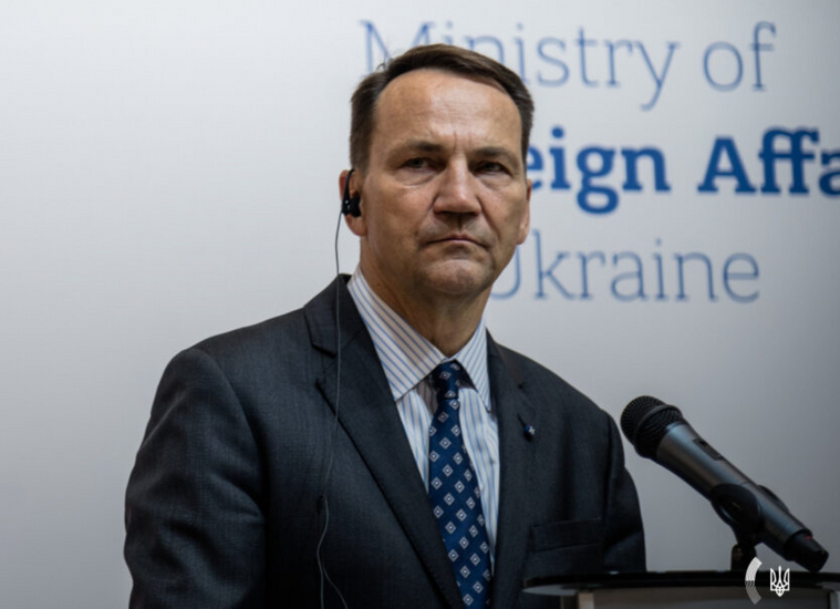 Sikorski proponuje zmianę mechanizmu wypłat socjalnych dla ukraińskich uchodźców w Niemczech