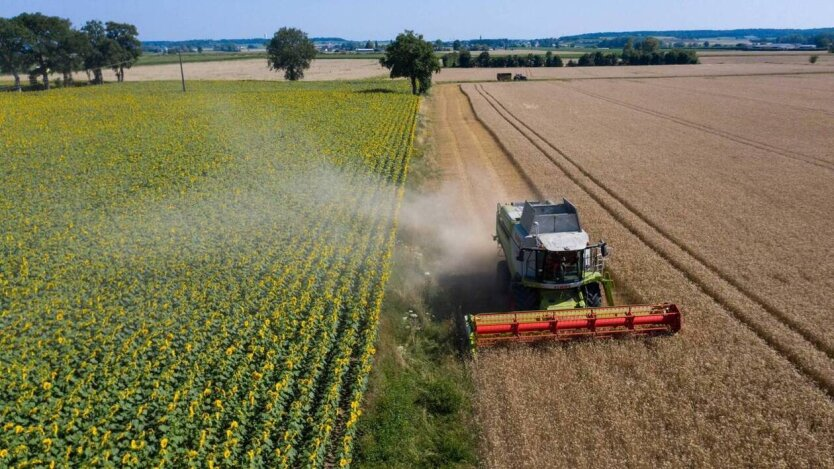 Agricultural workers demonstrate the issue of fuel excise tax