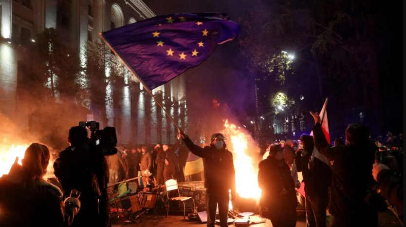 W Gruzji rozpoczęły się brutalne rozpędzenie protestujących przeciw prorosyjski rząd