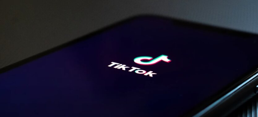 Логотип TikTok на фоні логотипу Microsoft