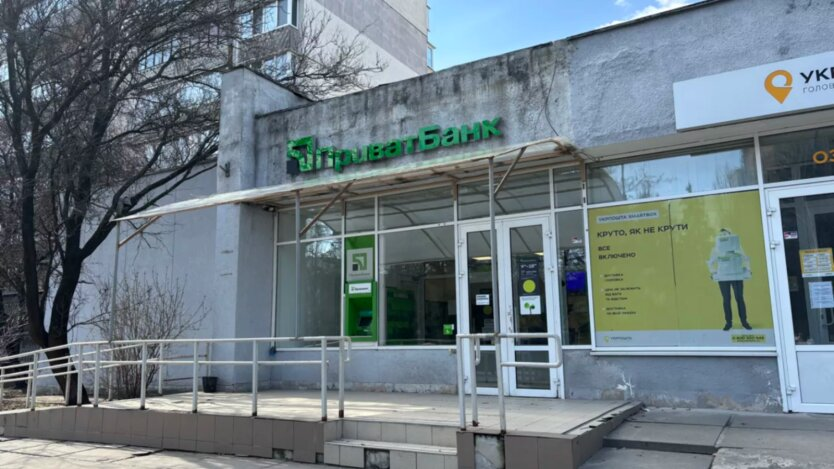 Bankomat 'z'jadł' pieniądze, a bank nie reaguje: klienci PrivatBank skarżą się na działanie wsparcia technicznego