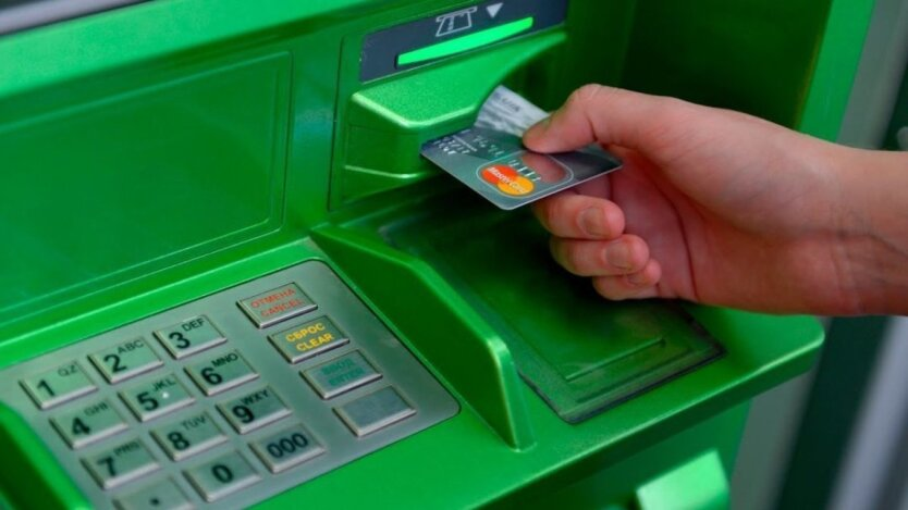 Skradziono pieniądze z karty, limit internetowy nie zadziałał: Przewrócił rękami PrivatBank