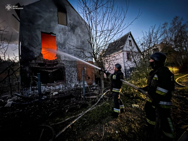 11 godzin alarmu, uszkodzenia w pięciu dzielnicach: Rosja atakowała Kijów i okolicę dronami przez całą noc. Reakcja Zełenskiego