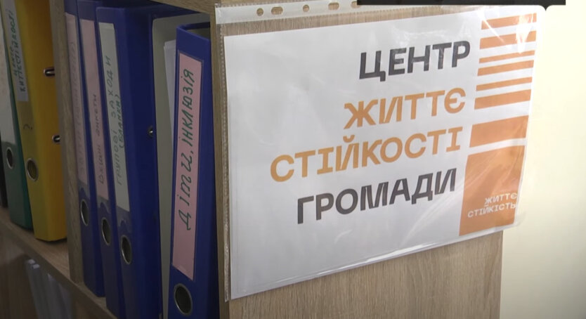 Позитивні і дружелюбні волонтери допомагають людям