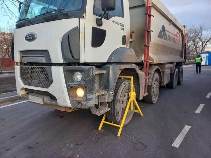 Marshrutkas in Kyiv at the intersection