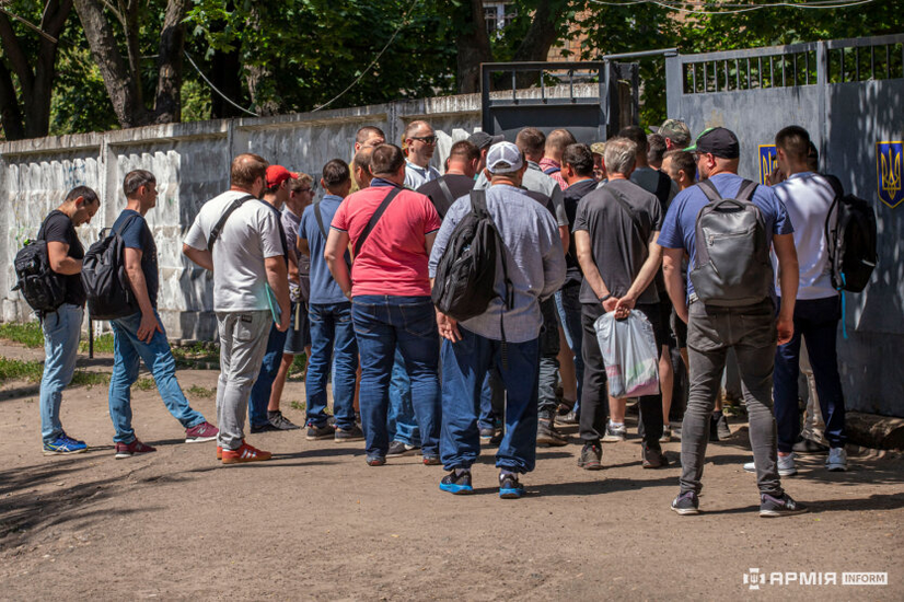 Ukrainern wurde erklärt, ob sie persönlich zum TSK gehen müssen, um eine Aufschub zu beantragen