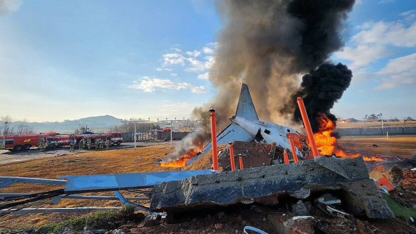 Zwei Katastrophen innerhalb weniger Stunden: In Südkorea stürzte ein Flugzeug ab, in Kanada brach ein Feuer aus