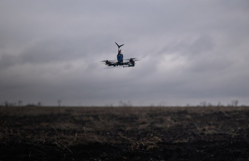 Bezprecedensowa liczba dronów na froncie prowadzi do zakłóceń w sygnałach - media