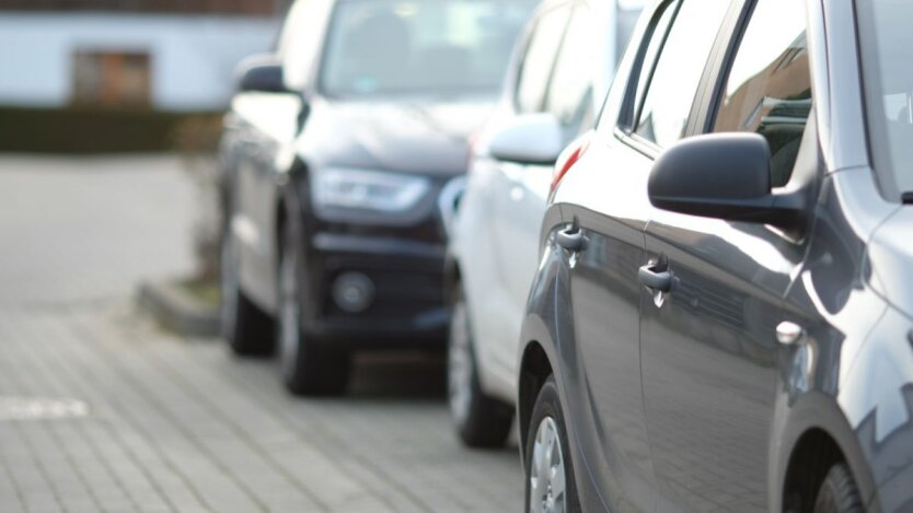 Fahrern wurden die Orte gezeigt, an denen das Parken des Autos kategorisch verboten ist