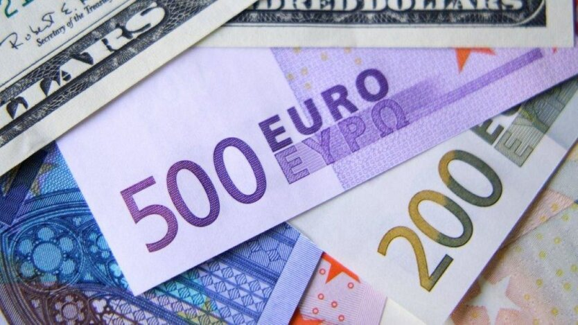 Euro spadło do dwuletniego minimum w stosunku do dolara