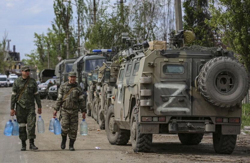 Russian soldiers on the front line with equipment