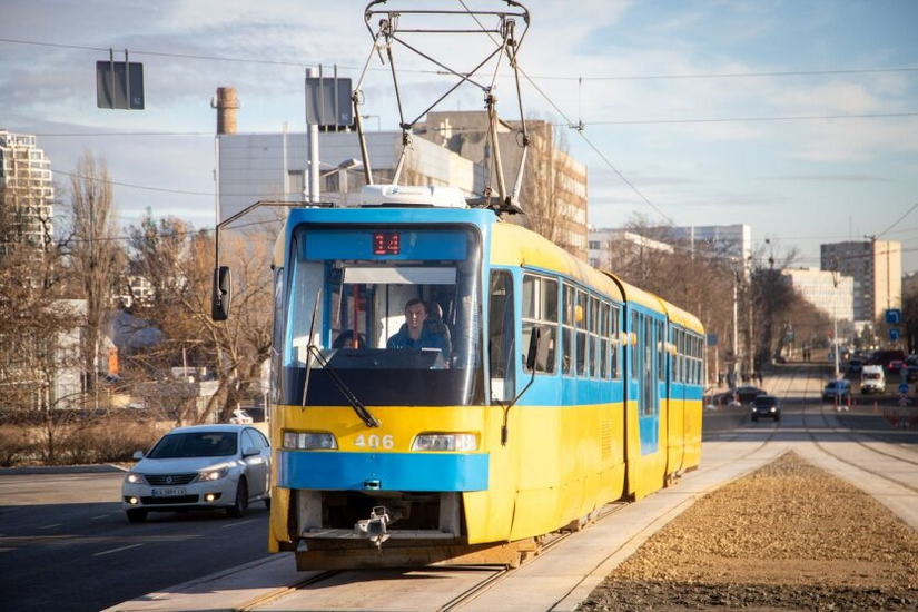 W Kijowie zamknięto ruch popularnymi tramwajami: jak teraz dotrzeć na dworzec i Wydradny