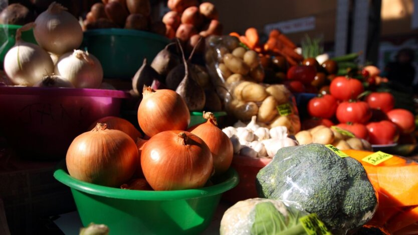 Ukraińcy pokazali, jak różnią się ceny ziemniaków, cebuli i marchewki w supermarketach i na targach