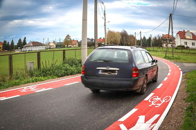 Fahrern erklärt, wie man auf neuen Straßen mit dem Zeichen '2 minus 1' fahren kann