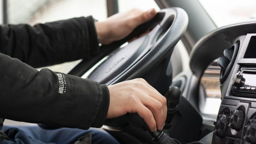 A driver and an officer reviewing the new rule