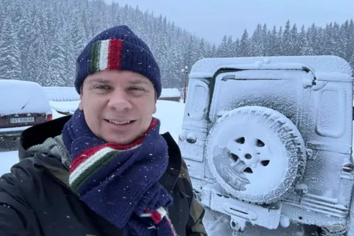 TV presenter in an off-roader in the mountains