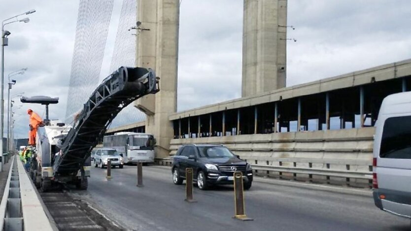 Bridge repair makes it impossible for Kyiv: how drivers can get out of Troieshchyna