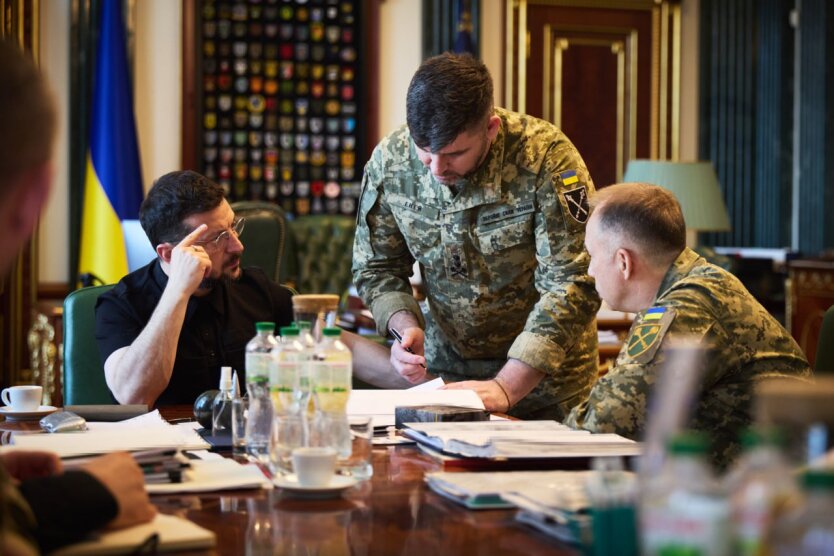 Selenskyj traf sich mit Militärs: Schlüsselrichtungen der Front und Produktion von Drohnen