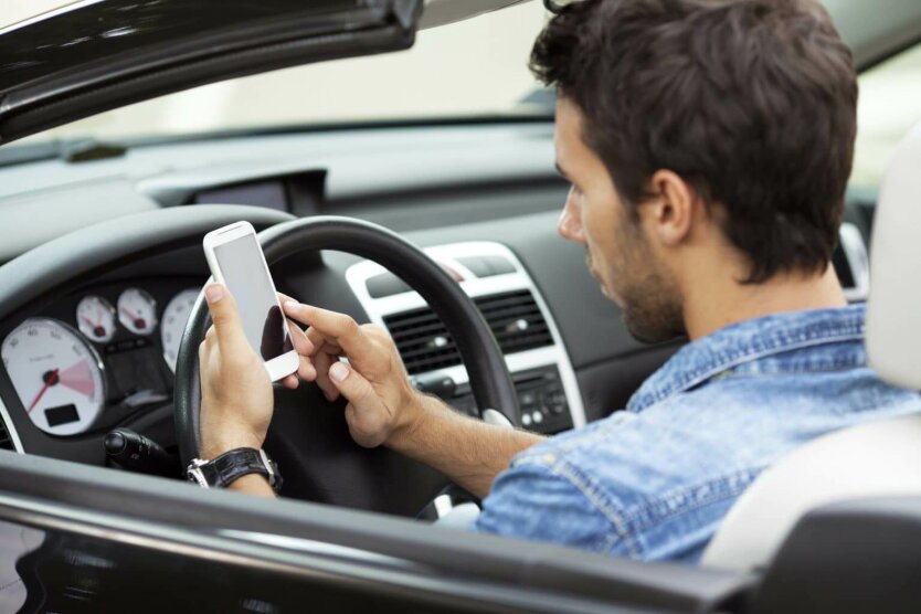 Am Steuer darf man nicht: Fahrer werden wegen Mobilisierungsabweichung der Rechte beraubt