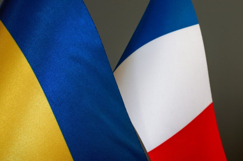 Smart bomb of French production against the background of the Ukrainian flag