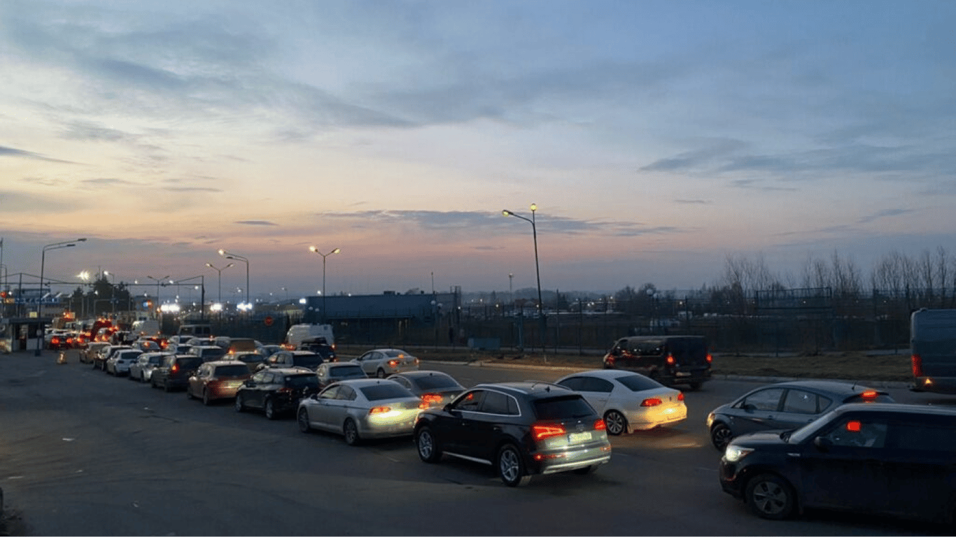 На КПП застрягли десятки автівок — які черги на кордоні