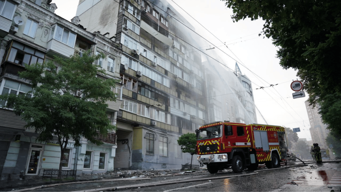 Працюють 400 рятувальників — нові деталі про обстріл Києва
