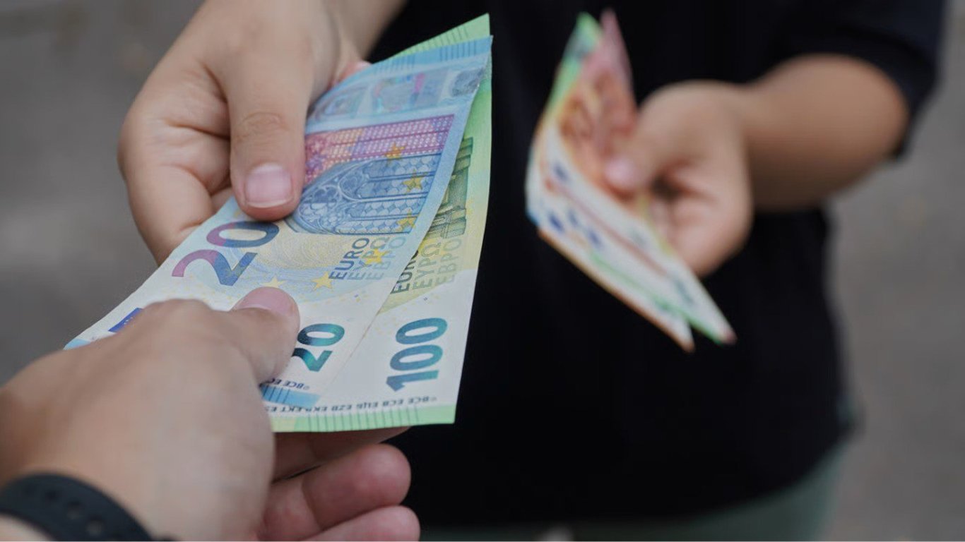 Kiewer berichteten, ob sie Euro zum Rekordkurs kaufen