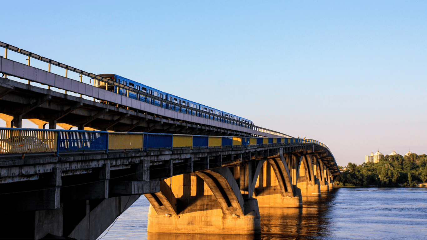 В Киеве перенесли плановый ремонт моста Метро из-за непогоды