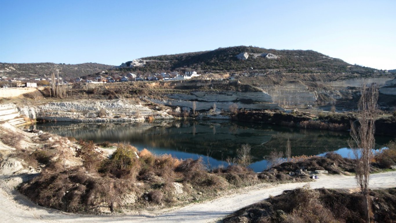 Where in Ukraine is granite and the largest deposit for extraction