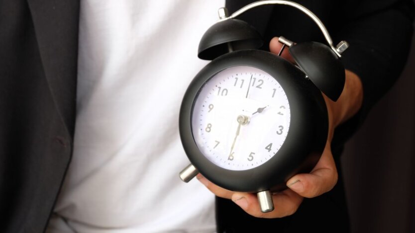 Clocks against a background of sun and clocks