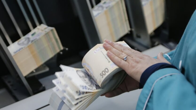 Зарплати чиновників в Україні злетіли: кому платять майже 500 тисяч гривень